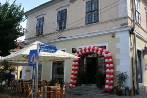 Local cu specific austriac în centrul Bistriţei. Ce bunătăţi găsiţi la Tyrol Bistro&Cafe (FOTO)