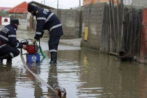 Inundaţii în şase localităţi din judeţul Sibiu. S-a cerut ajutorul pompierilor