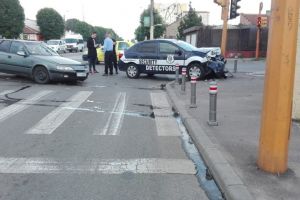 Imagini de la eveniment. Accident rutier, la intersectia bulevardului IC Bratianu cu strada T. Burada. Masina unei firme de paza din Constanta, implicata