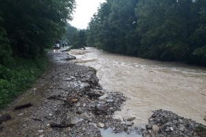 În Poduri, 60 de gospodării sunt izolate, iar apa e în creştere!