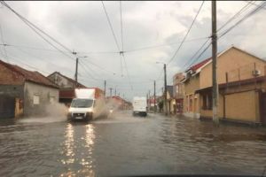 Ploi torenţiale, vijelii şi furtuni în toată Moldova. Situaţia drumurilor după inundaţiile de azi noapte