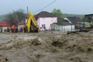 Vremea face ravagii în ţară. Cod roşu de inundaţii, drumuri blocate şi oameni evacuaţi