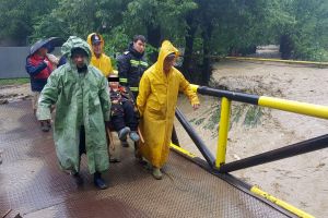 16 persoane au fost evacuate de pompieri