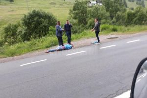 Femeie accidentată grav de o maşină, în timp ce se deplasa pe acostamentul drumului