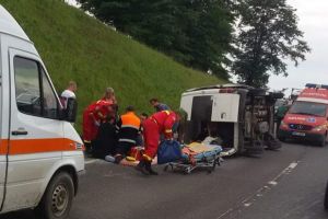 FOTO Microbuz răsturnat pe DN14. Cel puţin patru răniţi