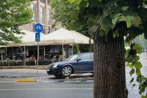 Viata bate filmul! Un sofer din Constanta a luat-o pe pista de biciclete de pe bulevardul Tomis. Pe contrasens! (galerie foto+video)