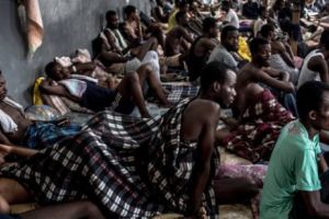 Paza de coastă a raportat: 345 de migranţi au fost salvaţi lângă Tripoli, peste 100 de persoane s-au ÎNECAT. FOTO