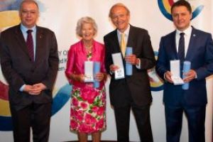 Fondatorii HHC, Mark si Caroline Cook, si directorul regional, Stefan Darabus, decorati la Londra