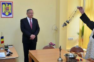 Greu de mulţumit: Pentru bani, preoţii fac anticameră la vicepreşedintele CJ, Ioan Mang