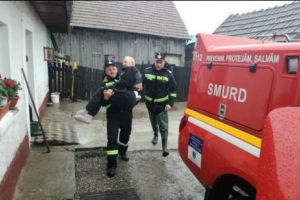 80 de pompieri AU SALVAT 100 de oameni de inundaţii