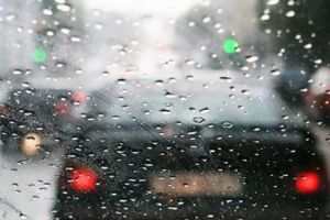 Poliţia avertizează: conduceţi prudent pe timp de ploaie!