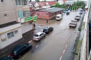 VIDEO La Săcele, străzile au fost acoperite cu apă