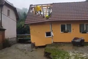 VIDEO Furia apelor a afectat o casă la Poiana Mărului