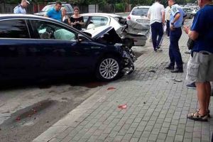 FOTO/ ACCIDENT rutier în Alba Iulia. Tamponare faţă-spate între două autoturisme. O maşină proiectată în gardul unui imobil