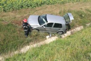 Accident rutier pe centura ocolitoare a Alexandriei: o masina a plonjat in santul de pe marginea drumului