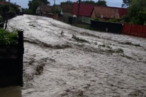 FOTO: Viitură pe Târnava Mare, localitatea Vânători afectată