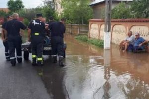 Imaginea zilei. Pompierii muncesc, sătenii îi privesc