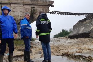 Ministrul Deneş, la inundaţii. Un europarlamentar PSD a găsit explicaţia pentru fenomenele meteo extreme