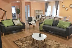 Cum arată casele de tip familial în care s-au mutat 14 copii din Centrul de Plasament Năsăud (FOTO)