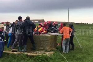 Interventie de urgenta. Un copil de doi ani a cazut intr-o fantana. Cum s-a incheiat misiunea salvatorilor