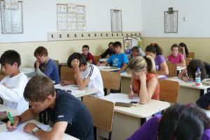 Analiză: Două riscuri asociate traseului profesional al absolvenţilor 2018