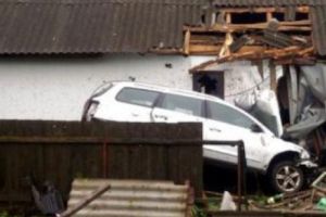 INCONȘTIENȚĂ. Au făcut LIVE pe FACEBOOK, la 250 de de kilometri pe oră, şi au aterizat pe acoperişul unei case