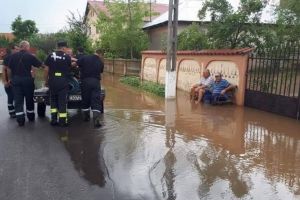 Inundatii in mai multe zone din tara. O fotografie a devenit virala pe internet. Incredibil cum au fost surprinsi doi barbati
