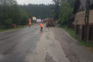 VIDEO Drumarii luptă pentru curăţarea carosabilului de aluviuni