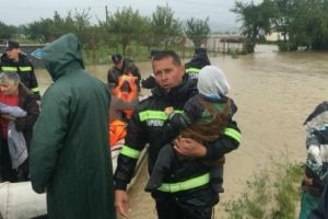 POTOPUL nu se opreşte. AVERTIZĂRILE hidrologilor. Alţi 45 de oameni, SALVAȚI din calea APELOR | VIDEO