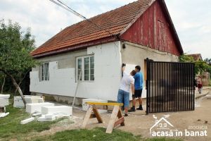 Peste 30 de voluntari din Timisoara si Caras-Severin au izolat o casa din Banat unde stau 8 copii