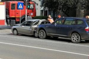 Accident pe strada Avram Iancu din Cluj. Un şofer a lovit în plin două maşini oprite la semafor FOTO