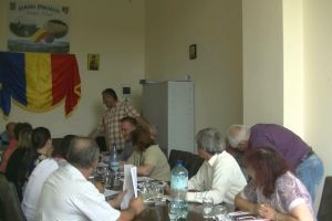 [VIDEO] Neamţ: Primar acuzat că bea, înjură şi face pe el în timpul şedinţei de Consiliu Local