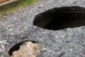 Cratere uriaşe pe podul din apropierea Cabanei Capra