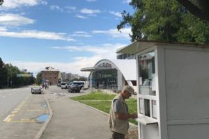 Casa de bilete, la peste 500 metri de staţie