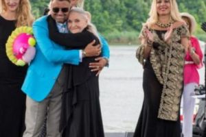 ABANDONATĂ de FIU, iubită de „ELEVE”. SUFERINȚELE şi BUCURIILE unei vedete de la noi