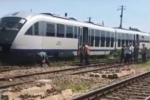 MOMENTE CUMPLITE într-un TREN CFR! Zeci de ELEVI au rămas BLOCAȚI în CÂMP!