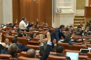 Parlamentarii, puşi pe fapte mari: e primul an în care nu îşi iau vacanţă