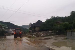 Continuă interventiile la inundaţii