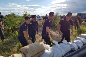 Se consolidează digul de pe râului Siret