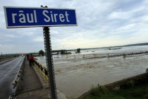 Două coduri de inundaţii, unul portocaliu şi altul galben, pentru bazinul hidrografic al Siretului