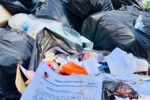 Monitorizarea Greenpact: Documente si acte administrative, aruncate de angajatii Consiliului Judetean Constanta la ghena de gunoi“ improvizata in curtea institutiei (galerie foto)