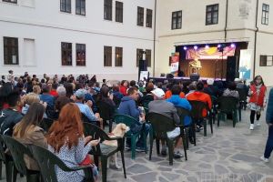 DJ versus folkişti: Festivalul de Folk din Cetatea Oradea, bruiat de petrecerea privată a unui local (FOTO / VIDEO)