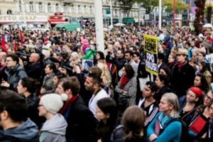 Populaţia României se reduce cu cinci români pe oră