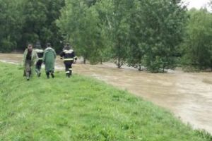 Locuinţe şi drumuri afectate de furia apelor