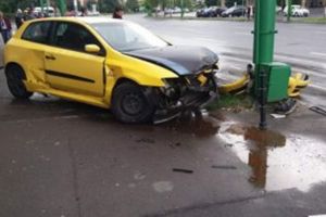 S-a izbit cu maşina într-un stâlp, apoi a plecat de la locul accidentului