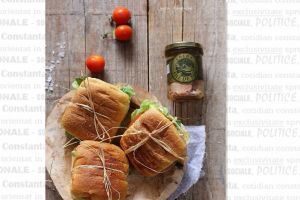 lauraadamache.ro: Sandvis cu ton, rosii si maioneza