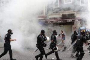 Activiste LGBT gonite cu GAZE LACRIMOGENE după ce au FOST INTERZISE a patra oară