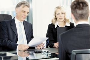 Deputaţii au decis: Tinerii dezavantajaţi vor putea fi angajaţi în instituţiile publice locale