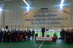 Câteva sute de oameni, reprezentanţi ai bisericilor creştine şi parlamentari au militat ...