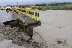 Zeci de curţi şi case inundate, drumuri rupte şi poduri avariate
